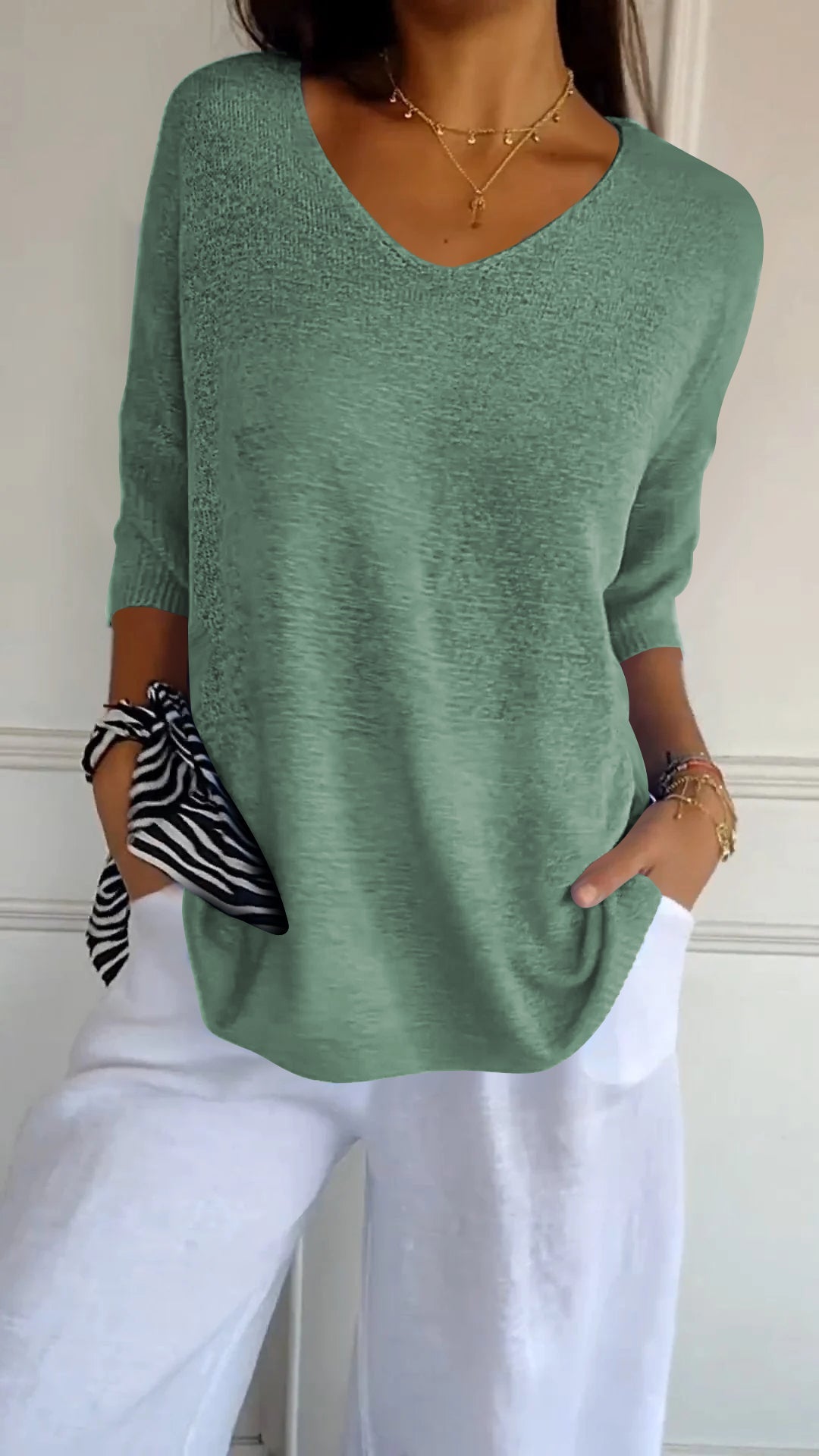 JILL | Timeless V-Neck Top